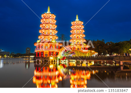 台灣高雄荷花池在晚上 135183847