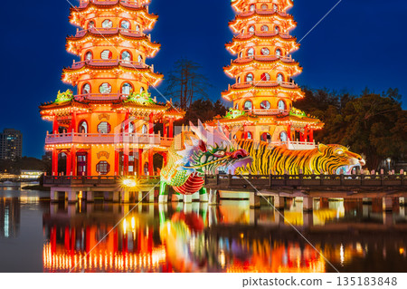 台灣高雄荷花池在晚上 135183848