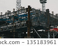 隨著重建工程的推進，正在施工的建築鋼結構框架 135183961