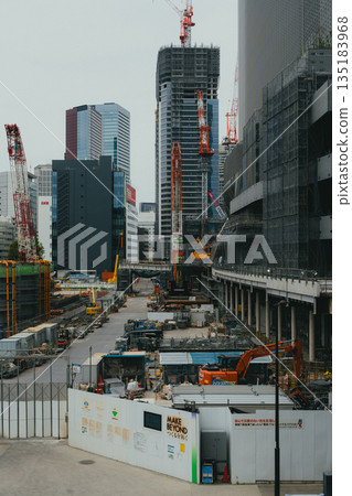 高輪門戶城市週邊的景色，該地區正在進行重建。 135183968