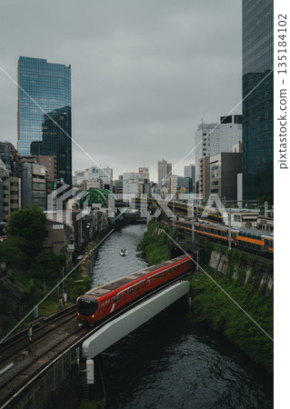 從聖橋上可以看到御茶之水站，三條線路在此交會。 135184102