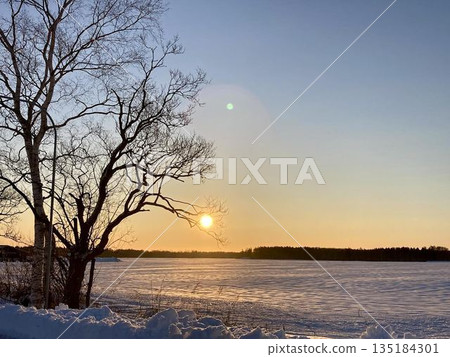 在北海道壯麗的戶外度過一個清晨 在北海道壯麗的戶外度過一個清晨 135184301