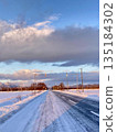 北海道積雪覆蓋的道路 135184302
