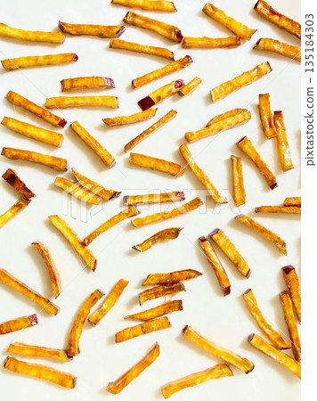 裹著糖衣的伊莫肯皮正在晾乾。 135184303