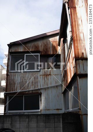 一座破敗生鏽的工廠，一座廢棄的當地工廠 135184473