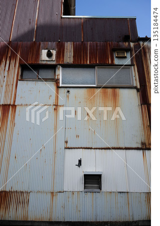 一座破敗生鏽的工廠，一座廢棄的當地工廠 135184474