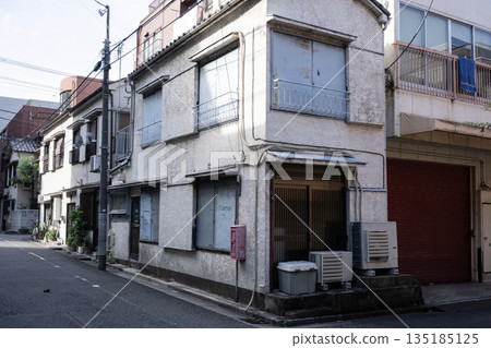 A two-story mortar apartment and a dilapidated Showa-era wooden house A two-story mortar apartment and a dilapidated Showa-era wooden house 135185125