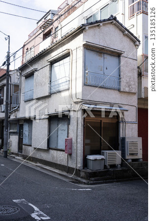 A two-story mortar apartment and a dilapidated Showa-era wooden house 135185126