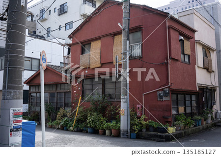 一棟兩層樓高的砂漿公寓和一棟破舊的昭和時代木屋 135185127