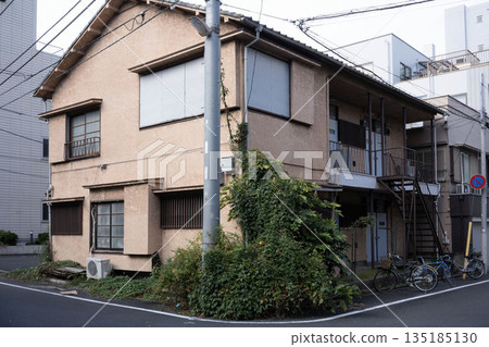 一棟兩層樓高的砂漿公寓和一棟破舊的昭和時代木屋 一棟兩層樓高的砂漿公寓和一棟破舊的昭和時代木屋 135185130