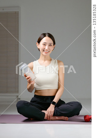 患有蛋白質的女性 135185328