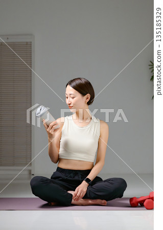 患有蛋白質的女性 135185329