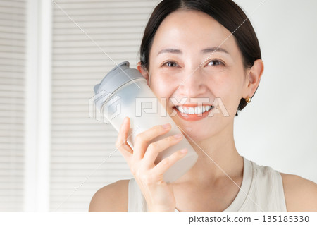 患有蛋白質的女性 135185330