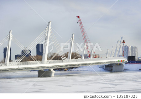 bicycle and pedestrian bridge over Nagatinsky backwater in Moscow 135187323