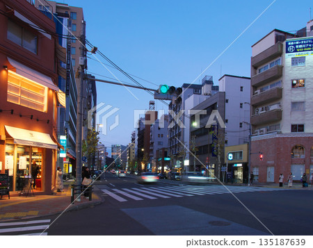 Gaien Nishi Dori Street (Hiroobashi intersection) at dusk at the end of the year. Cityscape (December 2025) Gaien Nishi Dori Street (Hiroobashi intersection) at dusk at the end of the year. Cityscape (December 2025) 135187639