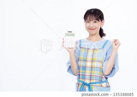 一位家庭主婦拿著計算器，揮舞著拳頭 135188085