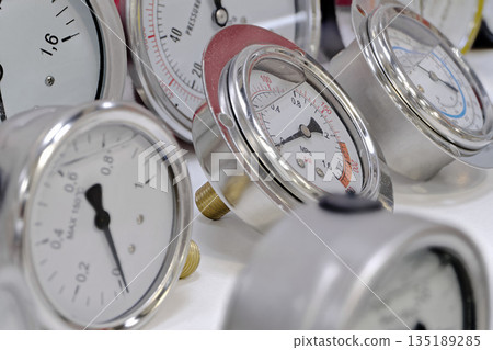 Group of several assorted mechanical temperature and pressure gauges Group of several assorted mechanical temperature and pressure gauges 135189285