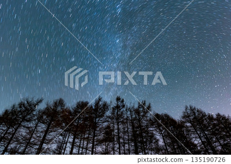 Circular star trails that color the night sky 135190726