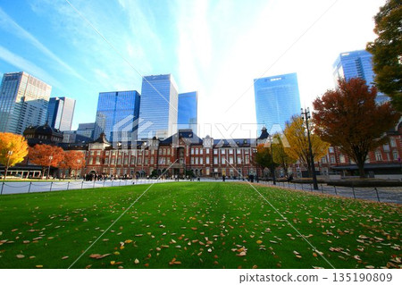 秋日清晨的陽光灑在中央車站…美麗的紅磚車站大樓「東京車站」。 秋日清晨的陽光灑在中央車站…美麗的紅磚車站大樓「東京車站」。 135190809