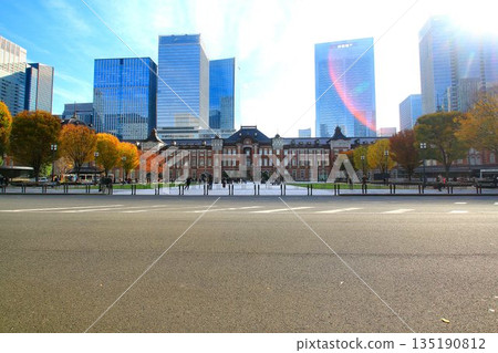 秋日清晨的陽光灑在中央車站…美麗的紅磚車站大樓「東京車站」。 135190812