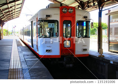 In search of a thread of fate, we head to the land of Izumo, where Yakumo stands... Bataden "Ichibata Electric Railway" 2100 series train stops at Izumo Taisha-mae Station 135191006