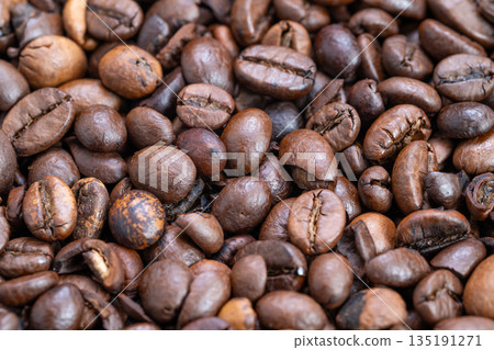 Closeup barista coffee beans scattered on tabletop with rich browns and natural sheen, creating authentic cafe vibe for menus, social posts and lifestyle campaigns 135191271