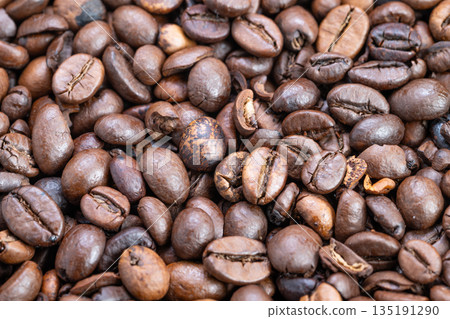 Close up glossy coffee beans for packaging mockup, rich textures and reflective oil spots, clean background, ideal for premium label design, ecommerce and menu visuals Close up glossy coffee beans for packaging mockup, rich textures and reflective oil spots, clean background, ideal for premium label design, ecommerce and menu visuals 135191290