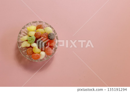 粉紅色背景上的玻璃容器中的水滴 135191294