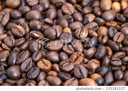 Cozy coffee bean visual setting, Inviting coffee environment with warm lighting, Relaxed cafe atmosphere highlighted by roasted bean visuals and soft illumination 135191317