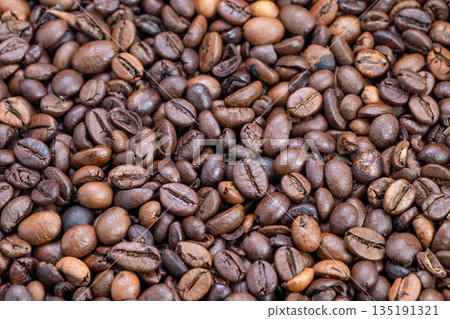 Natural lighting highlights color variation in beans, Surface design emphasizing natural hues through organized scattering of coffee beans under neutral illumination 135191321