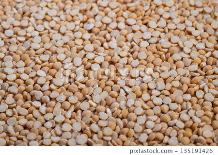 Peas nutrition details, Detailed view of protein and fiber in split peas for health, Focus on yellow split peas emphasizing their health benefits and nutritional information 135191426