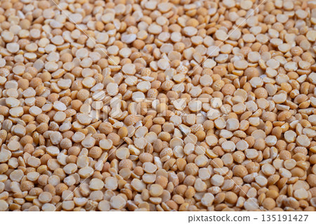Peas in packaging, Visual depiction of peas used in processing and distribution, Detailed image highlighting yellow split peas within supply chain and packaging environment Peas in packaging, Visual depiction of peas used in processing and distribution, Detailed image highlighting yellow split peas within supply chain and packaging environment 135191427