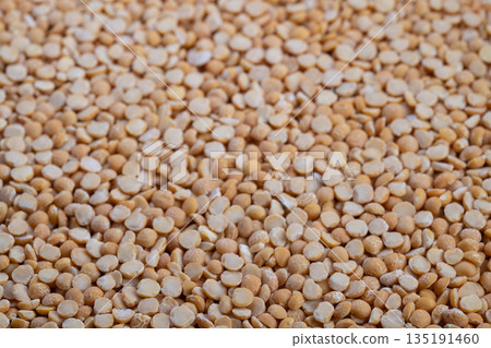 Bulk yellow peas for trade, Wholesale yellow split peas intended for food production, Industrial quantity of yellow split peas prepared for commercial and industrial use 135191460