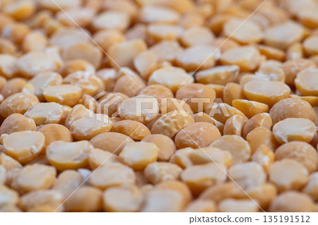 Closeup assorted split pea kernels, size variation and texture differences highlighted for quality assessment and sourcing decisions, sample study for buyers and producers 135191512