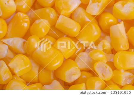 Fresh yellow corn with shiny texture under studio lighting, Detailed photograph of vibrant yellow corn kernels showing glossiness and plumpness under bright studio lighting 135191930