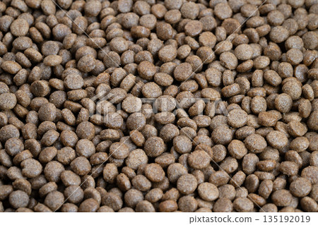 Closeup brown pet kibble texture revealing cleanlabel matte pellets, uniform size, studio lighting, shallow depth of field, ideal for packaging and product hero shots Closeup brown pet kibble texture revealing cleanlabel matte pellets, uniform size, studio lighting, shallow depth of field, ideal for packaging and product hero shots 135192019