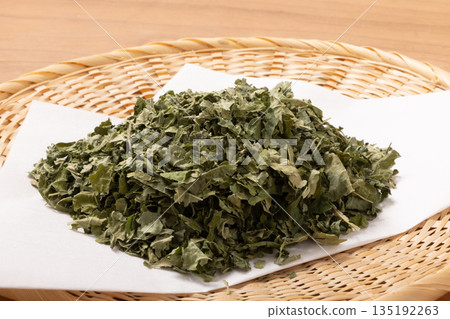 Mulberry leaves Tea leaves 135192263
