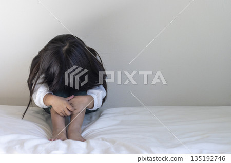 一張女孩臉朝下以體操姿勢坐著的圖片(5歲,日本,無臉) 一張女孩臉朝下以體操姿勢坐著的圖片(5歲,日本,無臉) 135192746