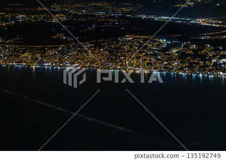 從飛機上看到的土耳其伊斯坦堡夜景 從飛機上看到的土耳其伊斯坦堡夜景 135192749