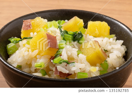 地瓜、蕪菁葉和米飯 135192785