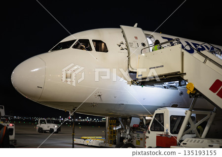 夜幕下的伊斯坦堡機場飛機和停機坪 135193155