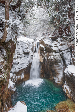 Yumori Valley (winter): Ryujin Falls Yumori Valley (winter): Ryujin Falls 135193680