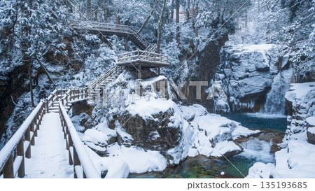 Yumori Valley (winter): Ryujin Falls Yumori Valley (winter): Ryujin Falls 135193685