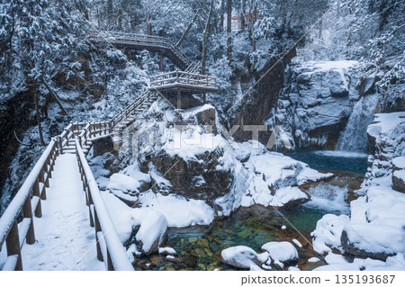 Yumori Valley (winter): Ryujin Falls Yumori Valley (winter): Ryujin Falls 135193687