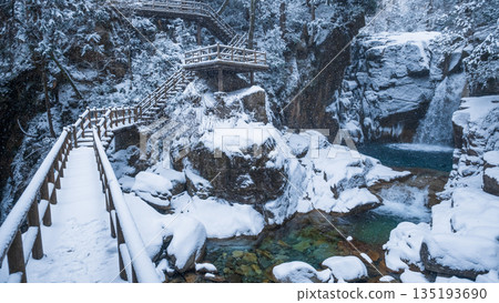 Yumori Valley (winter): Ryujin Falls 135193690