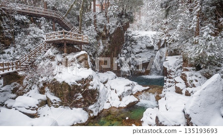 Yumori Valley (winter): Ryujin Falls 135193693
