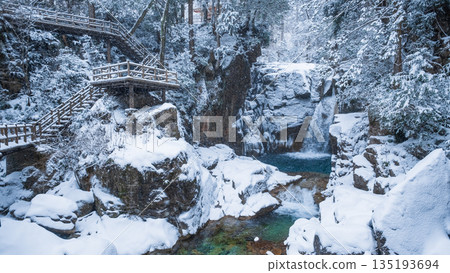 Yumori Valley (winter): Ryujin Falls 135193694