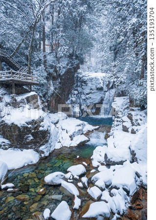 Yumori Valley (winter): Ryujin Falls Yumori Valley (winter): Ryujin Falls 135193704