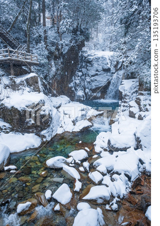 Yumori Valley (winter): Ryujin Falls 135193706