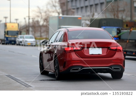 一張紅色德國轎車的圖片 一張紅色德國轎車的圖片 135193822